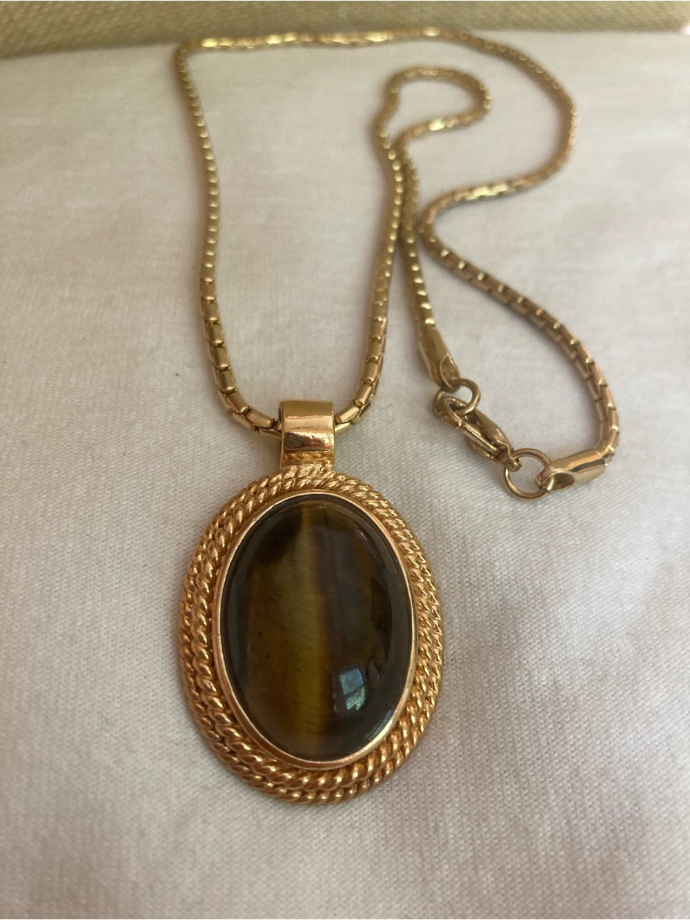 Roman Signed Vintage Tigers Eye Earth Toned Gold Tone Pendant Necklace